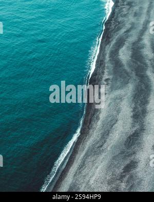 Vue aérienne de la plage de sable noir de Dyrhólaey, au sud de l'Islande, avec le vaste océan Atlantique. Banque D'Images