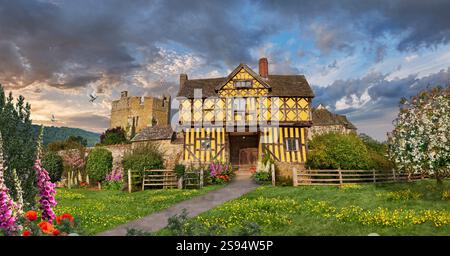 La tour nord à colombages construite dans les années 1280 avec des bâtiments élisabéthains, Stokesay Manor Castle, Shropshire, Angleterre Banque D'Images