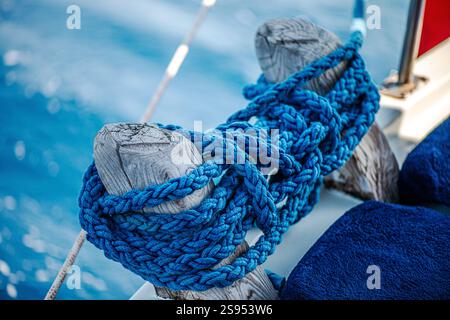 Gros plan élégance : photo macro d'une corde bleue épaisse pour navire Banque D'Images