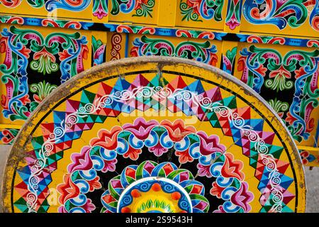 Costa Rica. Oxcart traditionnel vintage coloré peint, détail de roue. Banque D'Images