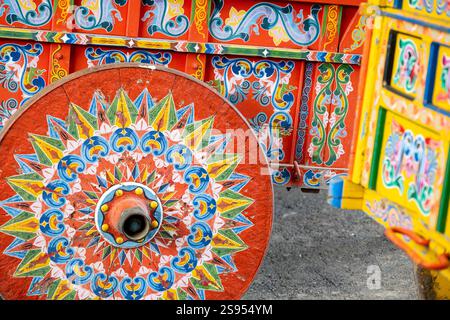 Costa Rica. Oxcart traditionnel vintage coloré peint, détail de roue. Banque D'Images