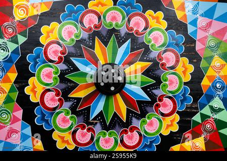 Costa Rica. Oxcart traditionnel vintage coloré peint, détail de roue en bois. Banque D'Images