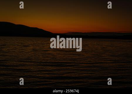 coucher de soleil sur le loch morlich dans le parc national de cairngorms Banque D'Images