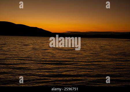 coucher de soleil sur le loch morlich dans le parc national de cairngorms Banque D'Images