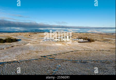 Vue aérienne de la cathédrale de Skálholt en Islande en hiver. Skálholt était la capitale de l'Islande jusqu'à ce qu'un tremblement de terre la détruise en 1784. Banque D'Images