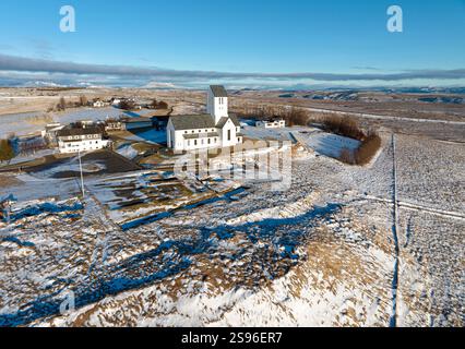 Vue aérienne de la cathédrale de Skálholt en Islande en hiver. Skálholt était la capitale de l'Islande jusqu'à ce qu'un tremblement de terre la détruise en 1784. Banque D'Images
