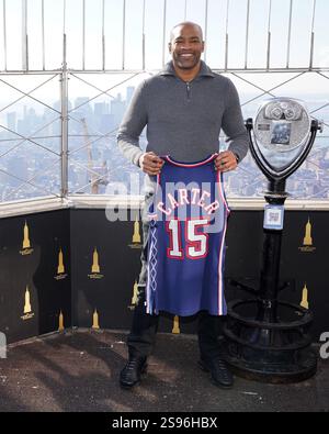 Vince carter lors d'une apparition publique pour Vince carter célèbre la retraite des nets de Brooklyn de son maillot numéro 15, l'Empire State Building, New York, NY, le 24 janvier 2025. Photo par : Kristin Callahan/Everett Collection crédit : Everett Collection Inc/Alamy Live News Banque D'Images