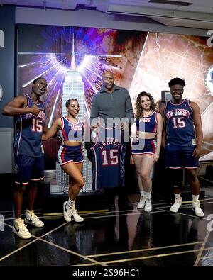 Vince carter lors d'une apparition publique pour Vince carter célèbre la retraite des nets de Brooklyn de son maillot numéro 15, l'Empire State Building, New York, NY, le 24 janvier 2025. Photo par : Kristin Callahan/Everett Collection crédit : Everett Collection Inc/Alamy Live News Banque D'Images