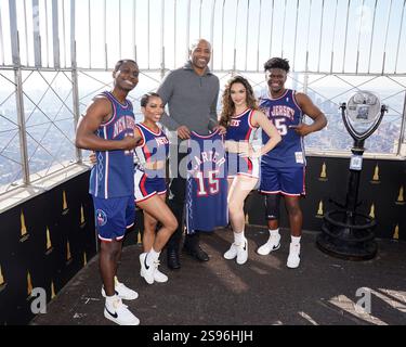 Vince carter lors d'une apparition publique pour Vince carter célèbre la retraite des nets de Brooklyn de son maillot numéro 15, l'Empire State Building, New York, NY, le 24 janvier 2025. Photo par : Kristin Callahan/Everett Collection crédit : Everett Collection Inc/Alamy Live News Banque D'Images