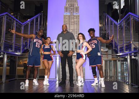 Ancien joueur de la NBA Vince carter illumine l'Empire State Building en l'honneur du 15e anniversaire de la retraite du Jersey à l'Empire State Building, New York, NY, le 24 janvier 2025. (Photo par Anthony Behar/Sipa USA) crédit : Sipa USA/Alamy Live News Banque D'Images