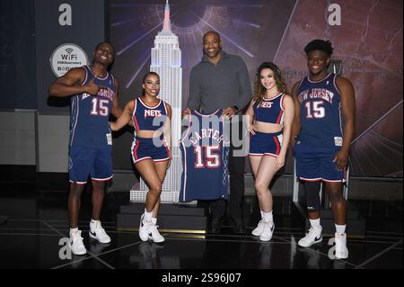 Ancien joueur de la NBA Vince carter illumine l'Empire State Building en l'honneur du 15e anniversaire de la retraite du Jersey à l'Empire State Building, New York, NY, le 24 janvier 2025. (Photo par Anthony Behar/Sipa USA) crédit : Sipa USA/Alamy Live News Banque D'Images