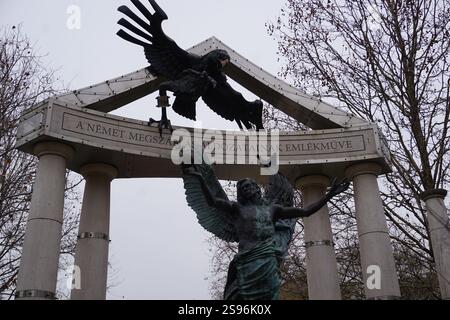 Mémorial pour les victimes de l'occupation allemande sur la place de la liberté, Budapest, Hongrie montre l'archange Gabriel pour honorer ceux qui ont perdu à cause du fascisme pendant la seconde Guerre mondiale Banque D'Images