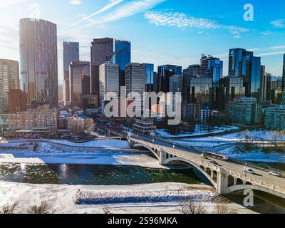 Calgary Alberta Canada, 09 janvier 2025 : le centre-ville surplombe le pont historique et le centre d'affaires pendant l'hiver. Banque D'Images