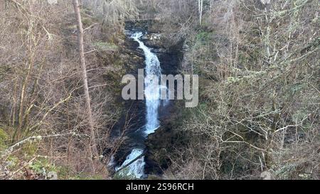 Les chutes de Moness à la célèbre promenade des Birks d'Aberfeldy le long du Moness Burn. Cascade et arbres anciens. Paysage couvert de mousse en Écosse Banque D'Images