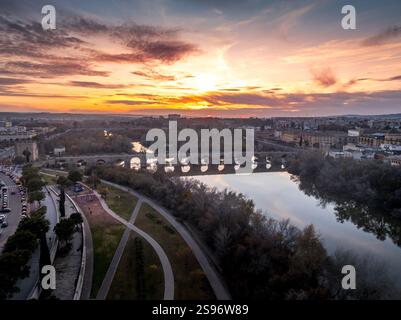 Vue aérienne de Cordoue Espagne avec le ciel coloré du coucher du soleil sur le pont romain, le centre-ville médiéval, la cathédrale Banque D'Images