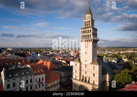 Vue urbaine d'une ville avec église et toits colorés Banque D'Images