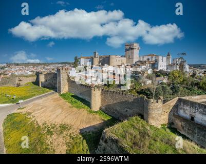 Vue aérienne du château d'Estremoz au Portugal dominé par un donjon carré construit en marbre blanc, entouré de quatre portes, bastions, ravelins et Banque D'Images