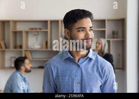 Employé masculin confiant portant une chemise décontractée debout au bureau Banque D'Images