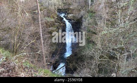 Les chutes de Moness à la célèbre promenade des Birks d'Aberfeldy le long du Moness Burn. Cascade et arbres anciens. Paysage couvert de mousse en Écosse Banque D'Images