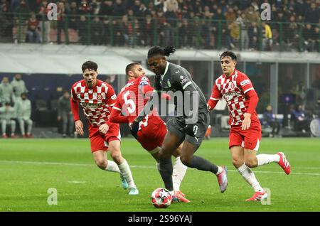 MILAN, ITALIE - 22 JANVIER : Rafael Leao de l'AC Milan marquant le premier but de son équipe, lors du match MD7 de la phase de Ligue des champions de l'UEFA 2024/25 entre l'AC Milan et le Girona FC au Stadio San Siro le 22 janvier 2025 à Milan, Italie. (Photo de MB Media) Banque D'Images