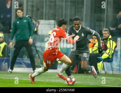 MILAN, ITALIE - 22 JANVIER : Rafael Leao de l'AC Milan concourt pour le ballon avec Alejandro Frances du Girona FC , lors du match MD7 de l'UEFA Champions League 2024/25 entre l'AC Milan et le Girona FC au Stadio San Siro le 22 janvier 2025 à Milan, Italie. (Photo de MB Media) Banque D'Images