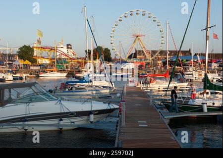 Port avec bateaux et grande roue en arrière-plan. . Les courses des grands voiliers Szczecin. Banque D'Images