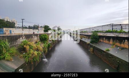 24 janvier 2025, Sao Paulo, Sao Paulo, Brésil : Sao Paulo (SP), 01/24/2025 Météo/pluie - niveau de la rivière Tamanduatei, région de la station Tamanduatei, dans l'après-midi du lundi 24 janvier 2025. (Foto : Milene Cardoso/Thenews2/Zumapress) (crédit image : © Milene Cardoso/TheNEWS2 via ZUMA Press Wire) USAGE ÉDITORIAL SEULEMENT! Non destiné à UN USAGE commercial ! Crédit : ZUMA Press, Inc/Alamy Live News Banque D'Images