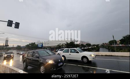 24 janvier 2025, Sao Paulo, Sao Paulo, Brésil : Sao Paulo (SP), 01/24/2025 Météo/pluie - niveau de la rivière Tamanduatei, région de la station Tamanduatei, dans l'après-midi du lundi 24 janvier 2025. (Foto : Milene Cardoso/Thenews2/Zumapress) (crédit image : © Milene Cardoso/TheNEWS2 via ZUMA Press Wire) USAGE ÉDITORIAL SEULEMENT! Non destiné à UN USAGE commercial ! Crédit : ZUMA Press, Inc/Alamy Live News Banque D'Images