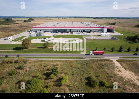 Vue aérienne d'un grand centre de distribution avec parking Banque D'Images