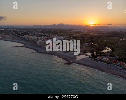Vue aérienne de la côte de Borriana. Une ville près de Castellon en Espagne avec une longue plage avec brise-lames et un delta fluvial. Banque D'Images
