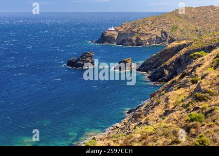 Phare de Cala Nans sur la côte rocheuse contre la mer Méditerranée bleue, près de Cadaques, Catalogne, Espagne Banque D'Images