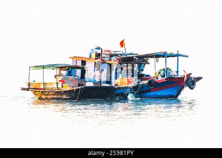 Bateaux de pêche traditionnels dans la baie d'Halong, Vietnam, samedi 02 novembre 2024. Photo : David Rowland / One-Image.com Banque D'Images