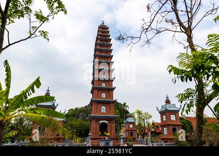 Pagode Tran Quoc, Lac de l'Ouest, Hanoi, Vietnam, dimanche, 03 novembre 2024. Photo : David Rowland / One-Image.com Banque D'Images