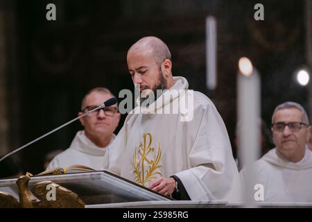 Un prêtre vu lors de la célébration de la messe pour les membres François de Sales à la Cathédrale (Basilique) de S. Giovanni à Rome. Une double célébration avec un « rite de réconciliation » et une « messe en l’honneur de François de Sales » a eu lieu à la Cathédrale (Basilique) de S. Giovanni à Laterano (Rome) comme événement d’ouverture du Jubilé du monde des communications (24-26 janvier 2025). (Photo de Valeria Ferraro / SOPA images/SIPA USA) crédit : SIPA USA/Alamy Live News Banque D'Images