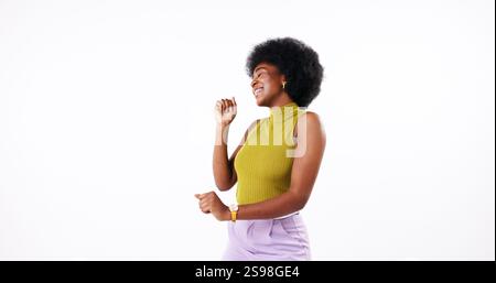 Musique, karaoké et chant avec une femme noire isolée sur fond blanc pour l'audio, la danse ou le plaisir. Afro, énergie et micro avec sourire de heureux Banque D'Images