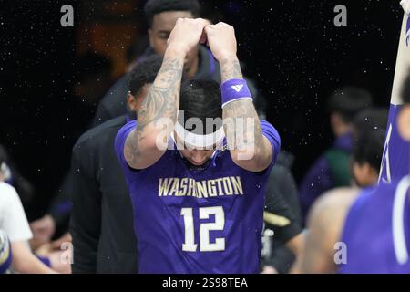 Le garde des Huskies de Washington Luis Kortright (12 ans) entre sur le terrain avant un match de basket-ball universitaire contre les Bruins de l'UCLA à l'Alaska Airlines Arena à Seattle, Washington, le 24 janvier 2025. (Crédit photo Nate Koppelman/Sipa USA) crédit : Sipa USA/Alamy Live News Banque D'Images