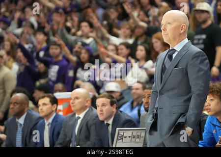 L'entraîneur-chef des Bruins de l'UCLA, Mick Cronin, regarde pendant la première moitié d'un match de basket-ball universitaire contre les Bruins de l'UCLA à l'Alaska Airlines Arena à Seattle, Washington, le 24 janvier 2025. (Crédit photo Nate Koppelman/Sipa USA) crédit : Sipa USA/Alamy Live News Banque D'Images