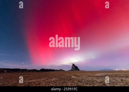 Les aurores boréales ou aurores boréales au-dessus de Shiprock, Nouveau-Mexique Banque D'Images