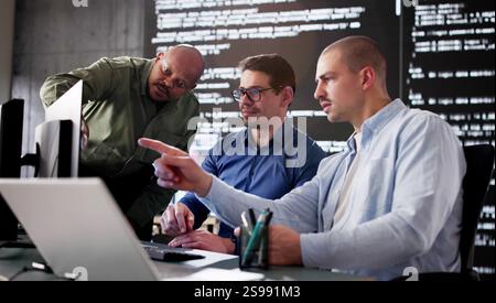 Groupe diversifié de développeurs travaillant sur des logiciels pour les entreprises. Banque D'Images