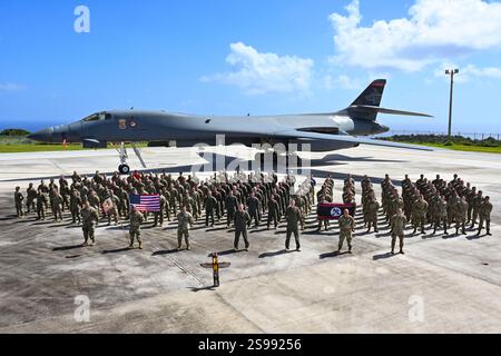 Les aviateurs de l'US Air Force affectés au 34th Expeditionary Bomb Squadron, Ellsworth Air Force base, S.D. posent pour une photo de groupe devant un B-1B Lanc Banque D'Images