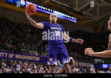 24 janvier 2025 : le garde des Huskies de Washington Luis Kortright (12 ans) se lève pour un rebond lors du match de basket-ball de la NCAA entre les Bruins de l'UCLA et les Huskies de Washington à Seattle. L'UCLA a battu Washington 65-60. Steve Faber/CSM Banque D'Images