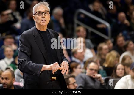 Berlin, Allemagne. 24 janvier 2025. Gordon Herbert, entraîneur-chef du FC Bayern Munich, vu lors du match de basket-ball de Turkish Airlines EuroLeague entre L'ALBA Berlin et le FC Bayern Munich à l'Uber Arena de Berlin. Banque D'Images