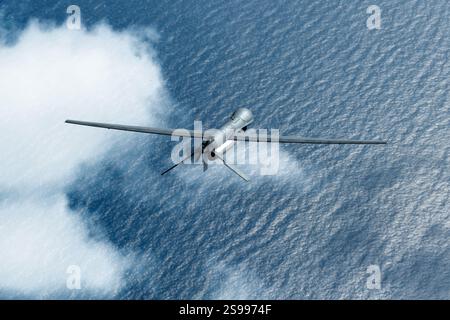 Drone militaire de combat sur le fond de la mer et des vagues, vue de dessus. Concept : guerre en mer et attaque de drones. Banque D'Images