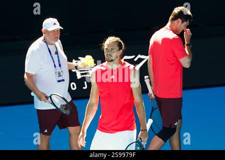 Melbourne, Australie, 25 janvier 2025. Alexander Zverev (GER) ; Alexander Zverev sr., Mischa Zverev lors de l'Open d'Australie de Tennis 2025 au Melbourne Park. (Photo de Frank Molter) / usage éditorial seulement! Banque D'Images