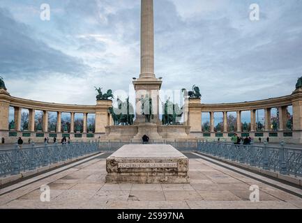 Monument du millénaire sur la place des héros (hongrois : Hősök tere) dans le centre de Budapest. Une des principales attractions de la ville. Banque D'Images