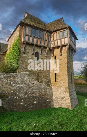 La tour nord à colombages construite dans les années 1280 avec des bâtiments élisabéthains, Stokesay Manor Castle, Shropshire, Angleterre Banque D'Images