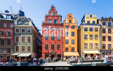 Vue panoramique sur les façades colorées des vieilles maisons de ville bordant le côté ouest de la place Stortorget dans la vieille ville de Stockholm, Suède. Banque D'Images