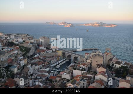 Vue aérienne du Vallon des Auffes, de son port de pêche traditionnel, des îles du Frioul et du Château d'If Banque D'Images