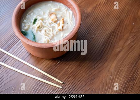 shoyu ramen dans un bol traditionnel gros plan Banque D'Images