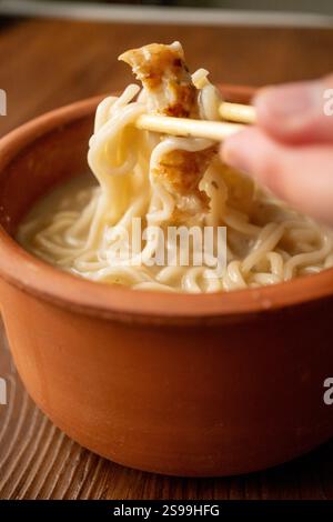 shoyu ramen dans un bol traditionnel gros plan Banque D'Images